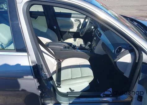 2014 Mercedes-Benz C 250 Sport z USA, uszkodzony, nr VIN WDDGF4HB4EA913913